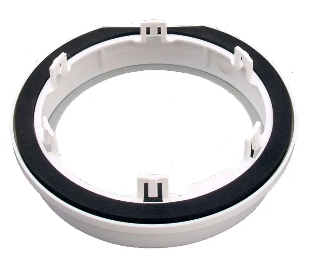 Weißer Anschlusskragen mit schwarzem Dichtungsring, geeignet für Geräte von Wolf. Ringform mit Halterungen zur Befestigung, sieht aus wie ein Standard-Bauteil.